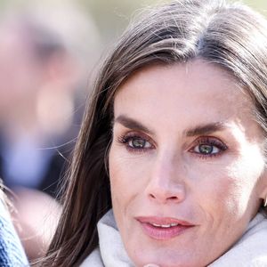 La reine Letizia - La famille royale d'Espagne lors de la cérémonie de remise des prix pour la ville exemplaire des Asturies 2024 à Sotres. Le 26 octobre 2024. Dana Press / Bestimage