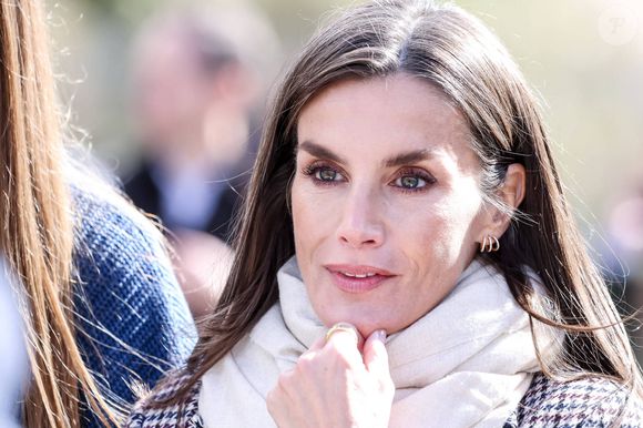 La reine Letizia - La famille royale d'Espagne lors de la cérémonie de remise des prix pour la ville exemplaire des Asturies 2024 à Sotres. Le 26 octobre 2024. Dana Press / Bestimage