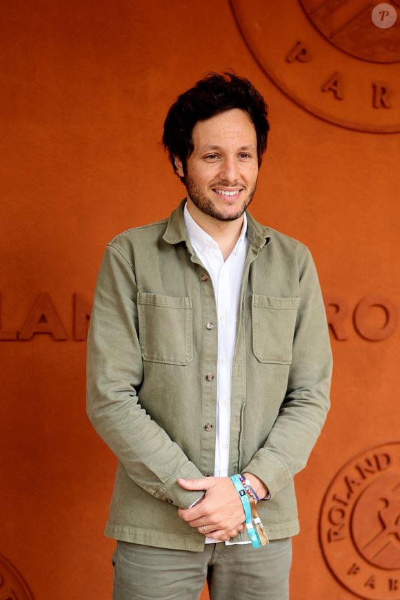 "Le but, c'est d'écrire un album dans la nature et de mettre ça en scène, c'est plus un projet commercial qu'une vraie aventure", apprend-on. Affaire à suivre !

Le chanteur Vianney au village lors des Internationaux de France de Tennis de Roland Garros 2025, à Paris, France, le 6 juin 2025. © Jacovides-Moreau/Bestimage