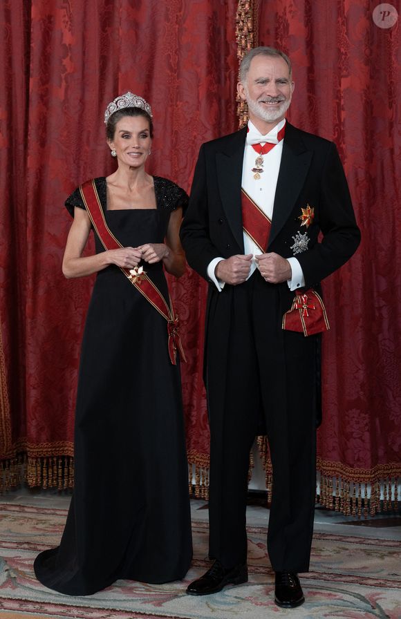 Une soirée très spéciale durant laquelle Letizia d'Espagne est apparue avec un magnifique diadème.

Le roi Felipe VI et la reine Letizia d'Espagne, accueillent Frank-Walter Steinmeier (Président fédéral de l'Allemagne) et sa femme Elke Budenbender pour un dîner de gala en leur honneur au palais royal à Madrid. Photo par LALO YASKY / BESTIMAGE