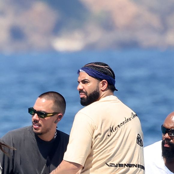 Le rappeur Drake et Suede Brooks arrivent pour déjeuner au Club 55 à Saint-Tropez, Côte d'Azur, France, le 19 juillet 2022.
