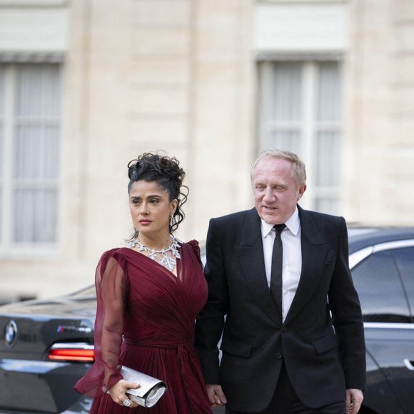 L'actrice américano-mexicaine Salma Hayek (G) et son mari, l'homme d'affaires français François-Henri Pinault, arrivent pour assister à un dîner d'État officiel dans le cadre de la visite d'État de deux jours du président chinois en France, au palais de l'Élysée à Paris, le 6 mai 2024.Photo by Eliot Blondet/ABACAPRESS.COM