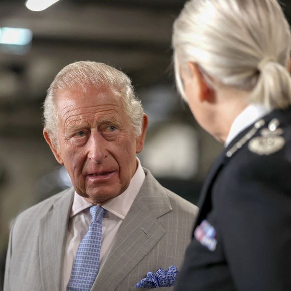 Le roi Charles III s'entretient avec Lucy D'Orsi, commissaire en chef de la Police des transports britannique, lors d'une visite organisée pour l'inauguration officielle du siège de la Police des transports britannique dans le centre de Londres, au Royaume-Uni, le 8 juillet 2026. Photo de Shane Anthony Sinclair/PA Wire/ABACAPRESS.COM