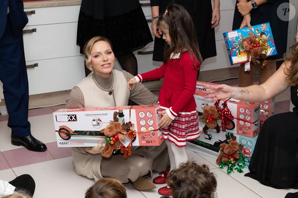 Le prince Albert II de Monaco et la princesse Charlène de Monaco assistent au spectacle de Noël à la crèche de la Croix-Rouge Rosine Sanmori et participent à la traditionnelle distribution de cadeaux de Noël à Monaco. Photo par Olivier Huitel / Pool Monaco / Bestimage