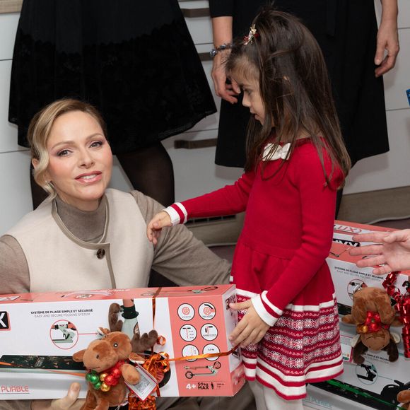 Le prince Albert II de Monaco et la princesse Charlène de Monaco assistent au spectacle de Noël à la crèche de la Croix-Rouge Rosine Sanmori et participent à la traditionnelle distribution de cadeaux de Noël à Monaco. Photo par Olivier Huitel / Pool Monaco / Bestimage