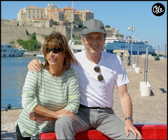 Michel Drucker et Françoise Coquet devant la citadelle de Calvi lors de l'enregistrement de l'émission 'Vivement Dimanche spécial Corse" en 2005.

© Guillaume Gaffiot/Bestimage