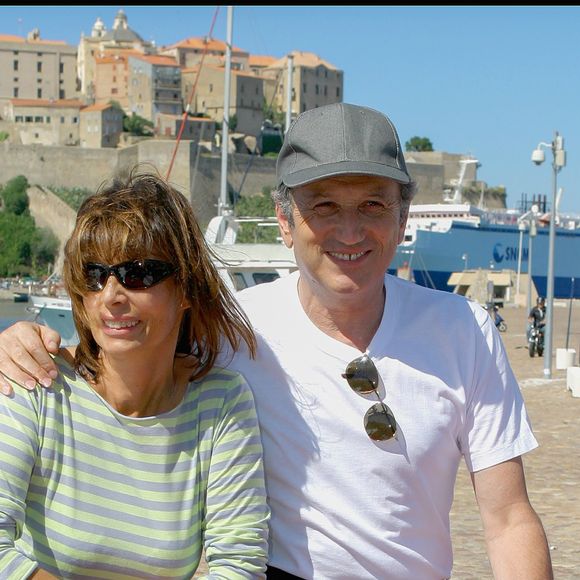 Michel Drucker et Françoise Coquet devant la citadelle de Calvi lors de l'enregistrement de l'émission 'Vivement Dimanche spécial Corse" en 2005.

© Guillaume Gaffiot/Bestimage