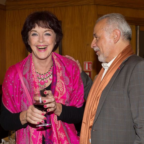 Francis Perrin, à retrouver ce mercredi soir sur C8 dans la peau de l'inspecteur Mongeville, dans la série du même nom, a pour rappel été en couple avec l'actrice Anny Duperey

Exclusif - Anny Duperey accueille Francis Perrin à son arrivée - Francis Perrin fête ses 50 ans de carrière au restaurant La Coupole entouré de ses amis après avoir donné une représentation de "Molière Malgré Moi" au théâtre de la Gaîté-Montparnasse à Paris. Romuald Meigneux / Bestimage