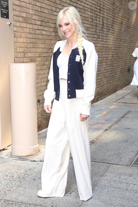 L'actrice Anna Faris est tout sourire lors de son passage à l'émission Live with Kelly & Mark à New York.