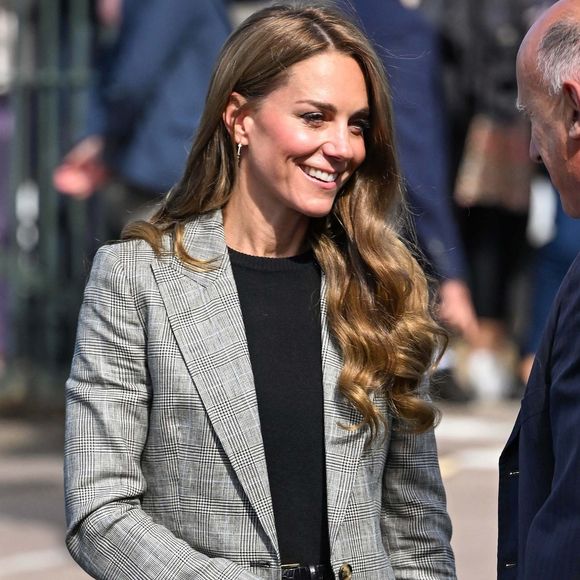 Invitée à découvrir Marina Mill à Cuxton dans le Kent - une entreprise familiale britannique spécialisée dans la conception à la main et la sérigraphie de tissus d'ameublement - Kate Middleton est apparue avec un ensemble de costume gris très chic de la marque Bella Freud. 

La Princesse de Galles, Kate Middleton, en visite à Marina Mill à Cuxton dans le Kent, une entreprise familiale britannique spécialisée dans la conception à la main et la sérigraphie de tissus d'ameublement @Backgrid UK/ Bestimage