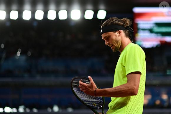 Pour cause, c'est dans les tribunes du Grand Chelem qu'elle avait appris, via un message, être remplacée au JT de 20h.

Alexander Zverev ( Germany ) dà Roland-Garros le 4 juin 2025 © Dante Badano / PSNewz /Bestimage