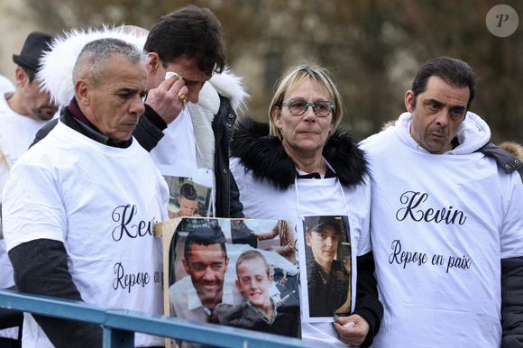 Guy Trompat, père de Kevin (au centre) - Marche blanche organisée en hommage à Leslie Hoorelbeke, 22 ans, et Kevin Tromprat, 21 ans, à Niort, France, le 12 mars 2023. © Laetitia Notarianni/Bestimage