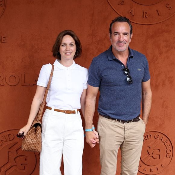 Jean Dujardin et sa femme Nathalie Péchalat au village lors des Internationaux de France de tennis de Roland Garros 2023, à Paris, France, le 11 juin 2023. 

© Jacovides-Moreau/Bestimage