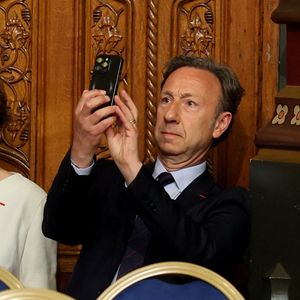 Pour "Paris Match" au lendemain des grandes festivités, le journaliste Stéphane Bern également convié a levé le voile sur le menu royal concocté par le chef français étoilé Raymond Blanc qui soutient à ce jour la Fondation royale.

Stéphane Bern lors du discours du président de la République Française au parlement (Westminster Palace) pendant la visite de trois jours du couple présidentiel français au Royaume Uni. Londres, le 8 juillet 2025. © Dominique Jacovides / Bestimage