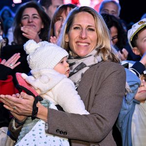 Maud Fontenoy, la navigatrice et son 5eme enfant, sa fille Eléa, durant la soirée d'ouverture de la 140eme édition du Carnaval de Nice "Roi des Oceans" à Nice, le 15 février 2025. Le Carnaval se déroule du 12 février au 2 mars 2025. © Bruno Bebert/Bestimage