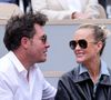 Elle loge à l’hôtel de la plage de Ronce-les-Bains, établissement en bord de mer appartenant à son compagnon.

Frédéric Suant et sa compagne Laeticia Hallyday dans les tribunes lors des Internationaux de France de Tennis de Roland Garros 2025. Paris. © Jacovides-Moreau/Bestimage