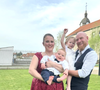 Malgré un quotidien mouvementé marqué par une récente naissance, la jeune maman a décidé de s'octroyer une parenthèse professionnelle.

Lucile et Jérôme de "L'amour est dans le pré", couple uni
