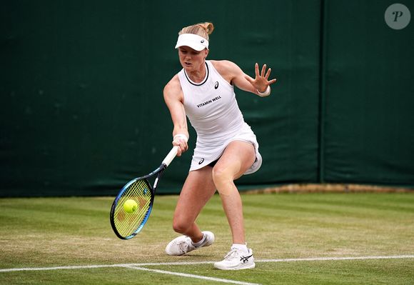 Harriet Dart en action dans le double mixte le huitième jour des Championnats de Wimbledon 2024 au All England Lawn Tennis and Croquet Club, Londres. Le 8 juillet 2024. Photo : Aaron Chown/PA Wire.