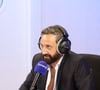 Exclusif - Cyril Hanouna sur le plateau de de l’émission « On Marche Sur La Tête » présentée par C.Hanouna et diffusée en direct sur Europe 1 à Paris le 29 avril 2025.
Au micro d’Europe 1,l’ex-animateur phare de C8 a réagi aux rumeurs l’annonçant candidat en 2027.
Il met finalement fin au suspens et aux rumeurs. L’animateur Cyril Hanouna a fermé la porte à une candidature à la présidentielle évoquant un canular qu’il avait lancé depuis plusieurs semaines autour de cette idée.
"Je ne me présenterai pas en 2027, ni en 2032, ni en 2037, ni en 2042", a-t-il déclaré sur Europe 1, en réaction à la Une du magazine Valeurs actuelles le donnant partant pour cette course à l’Elysée. "Je suis inquiet pour la France mais ma seule priorité dans les mois, les années, les siècles à venir, c’est essayer de faire rire" les Français et "oublier les tracas du quotidien", a-t-il assuré.
Le roi du clash et des audiences a été recruté par le groupe M6 pour animer à partir de septembre deux émissions, sur Fun Radio les après-midis et sur la chaîne W9 en avant-soirée. © Jack Tribeca/Bestimage