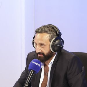 Exclusif - Cyril Hanouna sur le plateau de de l’émission « On Marche Sur La Tête » présentée par C.Hanouna et diffusée en direct sur Europe 1 à Paris le 29 avril 2025.
Au micro d’Europe 1,l’ex-animateur phare de C8 a réagi aux rumeurs l’annonçant candidat en 2027.
Il met finalement fin au suspens et aux rumeurs. L’animateur Cyril Hanouna a fermé la porte à une candidature à la présidentielle évoquant un canular qu’il avait lancé depuis plusieurs semaines autour de cette idée.
"Je ne me présenterai pas en 2027, ni en 2032, ni en 2037, ni en 2042", a-t-il déclaré sur Europe 1, en réaction à la Une du magazine Valeurs actuelles le donnant partant pour cette course à l’Elysée. "Je suis inquiet pour la France mais ma seule priorité dans les mois, les années, les siècles à venir, c’est essayer de faire rire" les Français et "oublier les tracas du quotidien", a-t-il assuré.
Le roi du clash et des audiences a été recruté par le groupe M6 pour animer à partir de septembre deux émissions, sur Fun Radio les après-midis et sur la chaîne W9 en avant-soirée. © Jack Tribeca/Bestimage