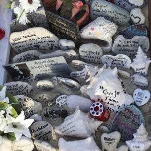 Illustrations de la tombe de Johnny Hallyday au cimetière marin de Lorient à Saint-Barthélemy le 14 avril 2018. Elle est toujours aussi fleurie et recouverte de messages touchants de la part d'admirateurs et de proches. 
Laeticia Hallyday et ses filles Jade et Joy arrivent à Saint Barth pour les vacances de Pâques pour se ressourcer, loin des affaires concernant l'héritage, et se recueillir dans le calme et la sérénité seulement 4 mois après l'inhumation.