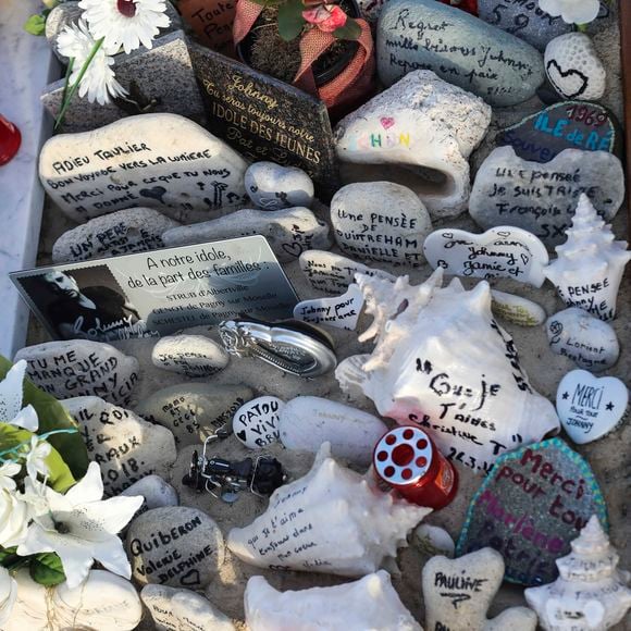 Illustrations de la tombe de Johnny Hallyday au cimetière marin de Lorient à Saint-Barthélemy le 14 avril 2018. Elle est toujours aussi fleurie et recouverte de messages touchants de la part d'admirateurs et de proches. 
Laeticia Hallyday et ses filles Jade et Joy arrivent à Saint Barth pour les vacances de Pâques pour se ressourcer, loin des affaires concernant l'héritage, et se recueillir dans le calme et la sérénité seulement 4 mois après l'inhumation.