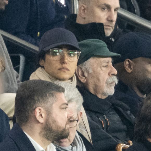 L’actrice iranienne Golshifteh Farahani avait fait le déplacement avec son père Behzad

Golshifteh Farahani et son père Behzad Farahani, Yannick Alleno - Célébrités des les tribunes lors du match aller du quart de finale de Ligue des champions entre le PSG et Aston Villa (3-1) au Parc des Princes à Paris le 9 avril 2025. © Cyril Moreau/Bestimage