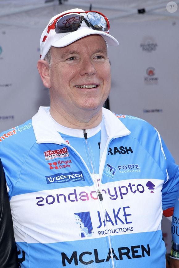 Le prince Albert II de Monaco - Le prince Albert II de Monaco participe à une randonnée à vélo de Saint-Tropez à la Principauté de Monaco en 4 heures et 15 minutes, au profit de la Fondation de la Princesse Charlène de Monaco le 27 avril 2025. © Claudia Albuquerque/Bestimage