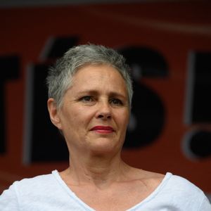 L'actrice Anouk Grinberg monte sur scène lors d'un rassemblement contre l'extrême droite place de la République à Paris, le 27 juin 2024. Photo par Pierrick Villette/ABACAPRESS.COM
