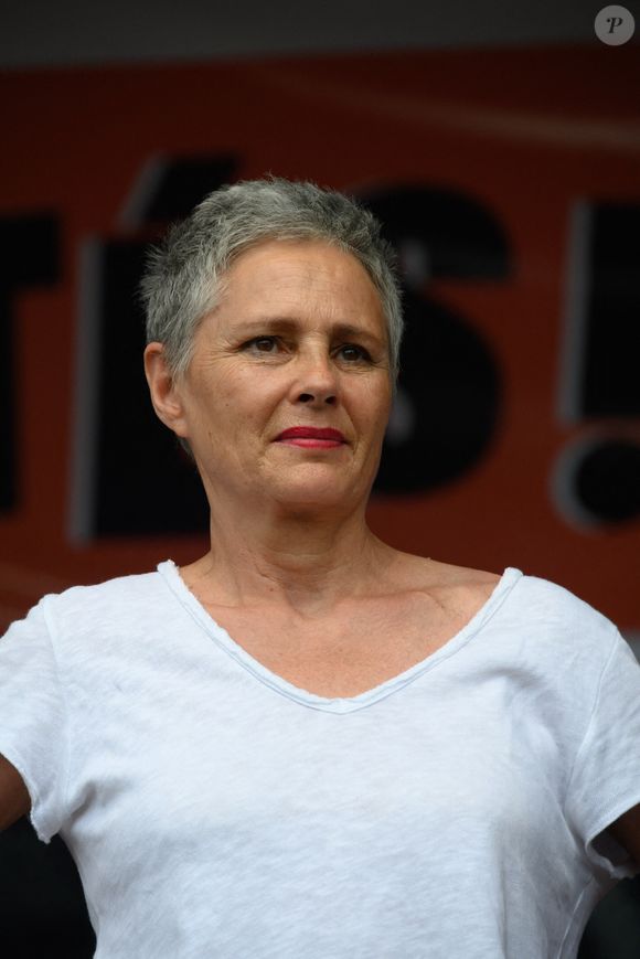 L'actrice Anouk Grinberg monte sur scène lors d'un rassemblement contre l'extrême droite place de la République à Paris, le 27 juin 2024. Photo par Pierrick Villette/ABACAPRESS.COM