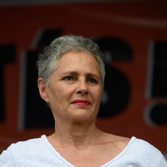 L'actrice Anouk Grinberg monte sur scène lors d'un rassemblement contre l'extrême droite place de la République à Paris, le 27 juin 2024. Photo par Pierrick Villette/ABACAPRESS.COM