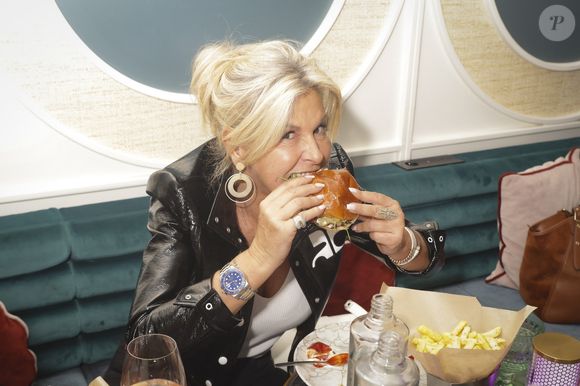 Exclusif - Caroline Margeridon - Personnalités à la 2ème soirée "Patins" au restaurant de l’Hôtel Kimpton, le Montecito à Paris le 23 novembre 2023.
Cet événement a été une deuxième immense réussite heureuse comme sait si bien l’organiser la talentueuse S.Sisley (habillée par Oud, Jean Claude Jitrois et Livy) !  
Les invités ont eu la joie de déguster le très original menu californien du restaurant « Le Montecito » et se sont éclatés sur les meilleurs tubes de folie des années 80-90. Les DJ « Coeur Fou » ont ambiance la soirée! La performance des patineurs de l’association École de Roller Skating de Paris, des danseuses en patins et de nombreux invités ont pu s’essayer au roller et s’éclater sur les hits des années 80-90.
et tant d’autres invités auront mis le feu pour la deuxième édition à la piste de danse et de roller! 
« Les Soirées Patins » auront lieu tous les jeudi soirs, dans l’enceinte du restaurant, Le Montecito! Donc n’oubliez pas vos patins et vos paillettes, il reste quelques place pour le 7 décembre « Soirées Patins, Tu roules ou t’en roules! » © Jack Tribeca/Bestimage