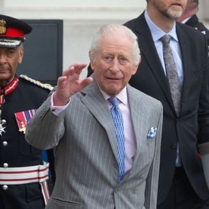 Il ne peut ainsi tenir, ce vendredi, ses engagements professionnels.

Le roi Charles III d'Angleterre, quitte l'exposition "Soil : Le monde à nos pieds" au Somerset House à Londres, le 26 mars 2025. 
 Zuma Press / Bestimage