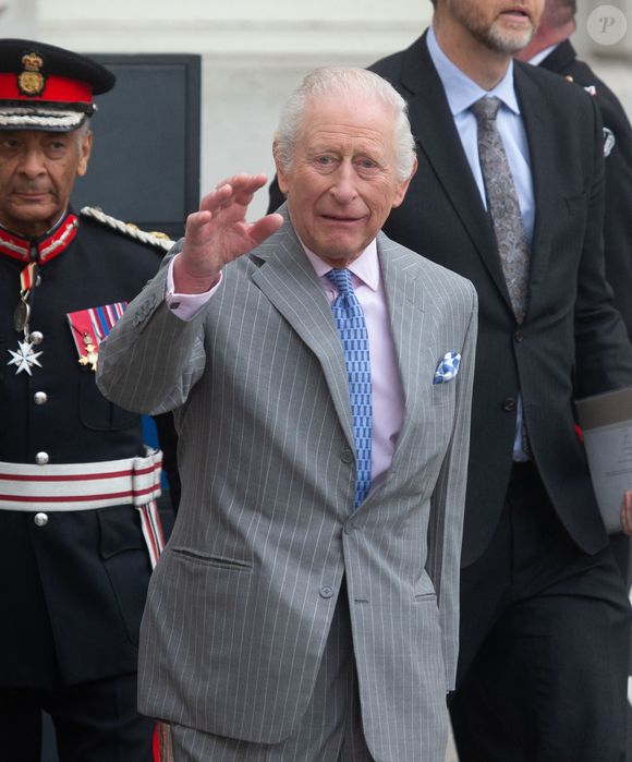 Il ne peut ainsi tenir, ce vendredi, ses engagements professionnels.

Le roi Charles III d'Angleterre, quitte l'exposition "Soil : Le monde à nos pieds" au Somerset House à Londres, le 26 mars 2025. 
 Zuma Press / Bestimage