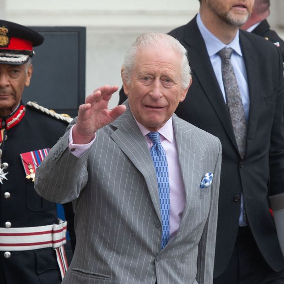 Il ne peut ainsi tenir, ce vendredi, ses engagements professionnels.

Le roi Charles III d'Angleterre, quitte l'exposition "Soil : Le monde à nos pieds" au Somerset House à Londres, le 26 mars 2025. 
 Zuma Press / Bestimage