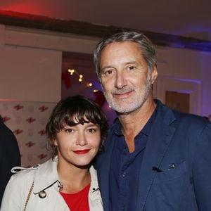 "Un moment en famille"

Exclusif - Emma de Caunes et Antoine de Caunes - Soirée "Tricolore Party" pour célébrer le 65ème anniversaire du Thermolactyl de Damart à la Maison Molière à Paris. © Denis Guignebourg/Bestimage