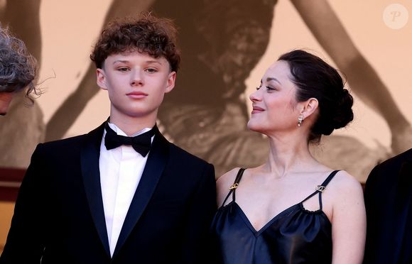 Elle a confié : "C'était pas du tout prévu en fait, et puis on s'est retrouvé en haut des marches tous les deux, l'un à côté de l'autre. Je suis une mère très protectrice."

Marcel Canet et sa mère Marion Cotillard - Montée des marches du film " Karma " lors du 79ème Festival International du Film de Cannes, le 15 mai 2026. © Jacovides-Moreau / Bestimage