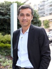 Nouvelle vie à plus de 600km de Paris pour ce visage bien connu de France 2, il a vendu sa maison qui est située dans sa ville d'enfance