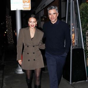 A rappeler que les intéressés s'étaient mariés en 2008 après s'être rencontrés quatre ans plus tôt sur le tournage des "4 Fantastiques". 

Beverly Hills, CA - EXCLUSIF - L'actrice Jessica Alba et son mari Cash Warren discutent avec Mr Chow, le propriétaire du célèbre restaurant Mr Chow à Beverly Hills, après leur dîner romantique.