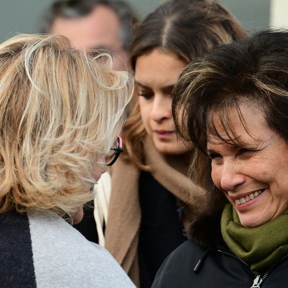 Anne Sinclair - Obsèques de J-F.Kahn dans la salle polyvalente de Mussy-sur-Seine, le 29 janvier 2025. Après cet hommage civil en présence de ses proches et notamment du Premier ministre F.Bayrou, le journaliste, décédé le 22 janvier 2025 à 86 ans, sera inhumé dans le cimetière communal dans la plus stricte intimité.
© Romain Doucelin / Bestimage