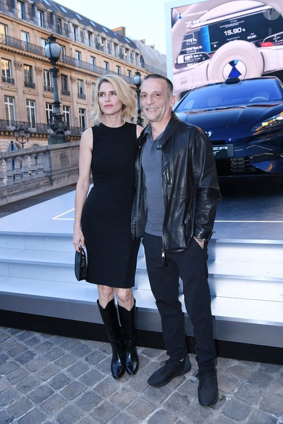 Sublime avec un carré court légèrement ondulé, elle a posé avec Mathieu Kassovitz et Sabrina Ouazani lors de cet événement. 

Alice Taglioni et Mathieu Kassovitz au lancement de la marque de voitures électriques Denza par BYD à l'Opéra Garnier à Paris le 8 avril 2026.
© Rachid Bellak / Bestimage