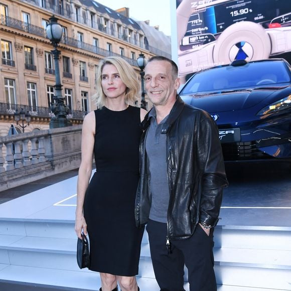 Sublime avec un carré court légèrement ondulé, elle a posé avec Mathieu Kassovitz et Sabrina Ouazani lors de cet événement. 

Alice Taglioni et Mathieu Kassovitz au lancement de la marque de voitures électriques Denza par BYD à l'Opéra Garnier à Paris le 8 avril 2026.
© Rachid Bellak / Bestimage