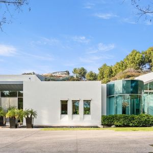 Exclusif - La nouvelle villa de Kanye West à Beverly Hills. Kanye a finalisé l'achat hors marché pour 35 millions de dollars. La propriété de style méditerranéen comprend environ 1900 m2 d'espace habitable, des jardins privés et des vues panoramiques sur la ville. Los Angeles, le 15 décembre 2024.