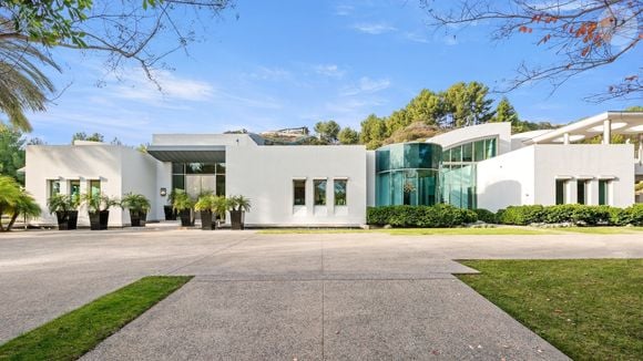 Exclusif - La nouvelle villa de Kanye West à Beverly Hills. Kanye a finalisé l'achat hors marché pour 35 millions de dollars. La propriété de style méditerranéen comprend environ 1900 m2 d'espace habitable, des jardins privés et des vues panoramiques sur la ville. Los Angeles, le 15 décembre 2024.