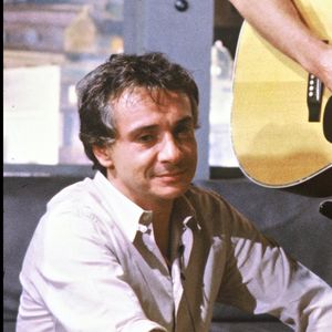 Une restauratrice du sud de la France qui a eu la chance d'être invitée dans la maison du chanteur raconte à "Nice-matin" : "On est allé boire un verre de vin chez eux, c'était magique. Tout est démesuré".

Archives - Michel Sardou et Johnny Hallyday lors de l'émission télé "Les Charlots".