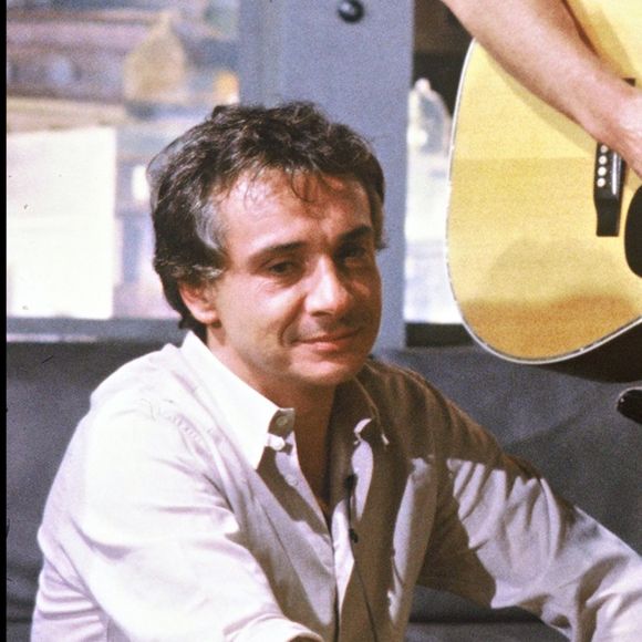 Une restauratrice du sud de la France qui a eu la chance d'être invitée dans la maison du chanteur raconte à "Nice-matin" : "On est allé boire un verre de vin chez eux, c'était magique. Tout est démesuré".

Archives - Michel Sardou et Johnny Hallyday lors de l'émission télé "Les Charlots".