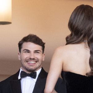 Antoine Dupont et sa compagne Iris Mittenaere se retrouvent sur les marches  du film « Dossier 137 » lors du 78ème Festival International du Film de Cannes le 15 mai 2025. © Jacovides / Moreau / Bestimage