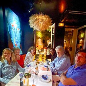 Exclusif - Eddy Mitchell dîne avec sa femme, sa fille et des amis à Saint-Tropez, Côte d'Azur, France, le samedi 5 septembre 2025.

Crédit : ©AGENCE / BESTIMAGE