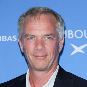 Dès la saison prochaine, le cinquantenaire sera à l'antenne de 10heures à midi en plus d'animer les soirées politiques. "En compagnie d'Apolline de Malherbe et de Maxime Switek", a t-il ajouté. "Il y a des échéances politiques qui arrivent, entre les municipales de 2026 et la présidentielle en un an plus tard. C'était important pour moi d'être au coeur de ce processus"

Julien Arnaud - Arrivées sur le tapis bleu de la 16ème édition du festival du film francophone de Angoulême le 25 août 2023. © Coadic Guirec / Bestimage