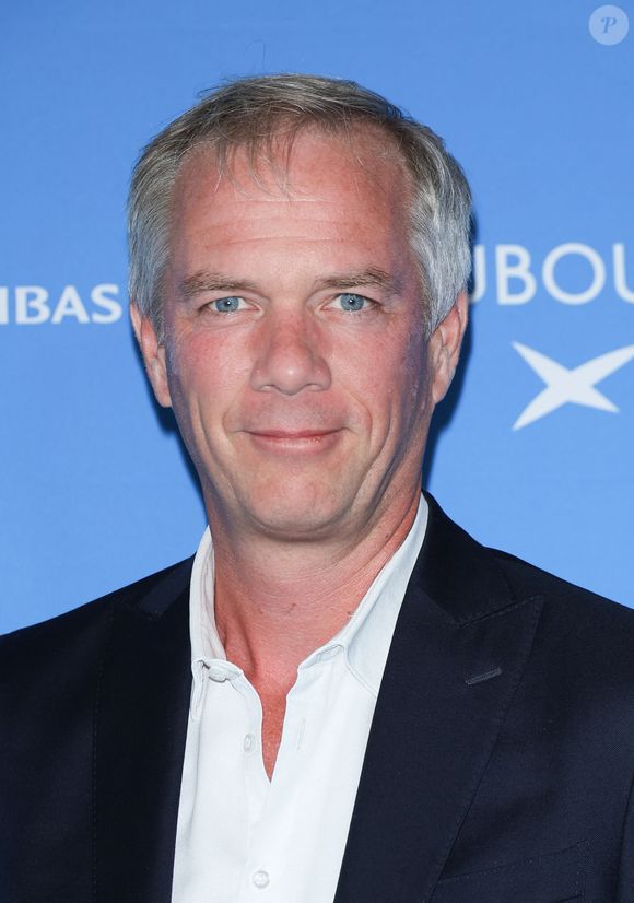 Dès la saison prochaine, le cinquantenaire sera à l'antenne de 10heures à midi en plus d'animer les soirées politiques. "En compagnie d'Apolline de Malherbe et de Maxime Switek", a t-il ajouté. "Il y a des échéances politiques qui arrivent, entre les municipales de 2026 et la présidentielle en un an plus tard. C'était important pour moi d'être au coeur de ce processus"

Julien Arnaud - Arrivées sur le tapis bleu de la 16ème édition du festival du film francophone de Angoulême le 25 août 2023. © Coadic Guirec / Bestimage